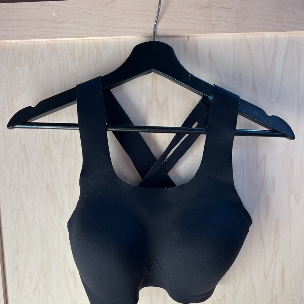 Brooks Crossback 2.0 Black Sports Bra with Racerback Design